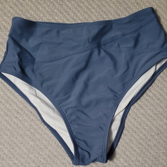 Bikini - Picture 2 of 3